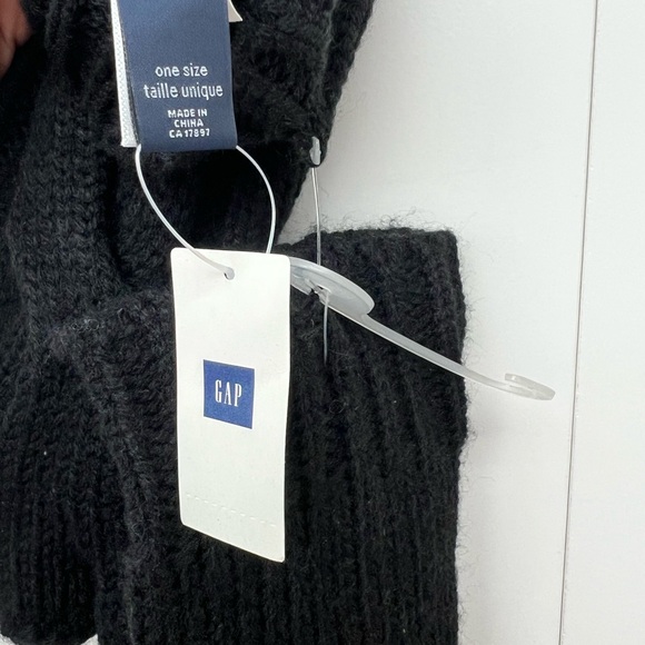 GAP | Black Cable Cable Knit Fingerless Gloves - Picture 9 of 9